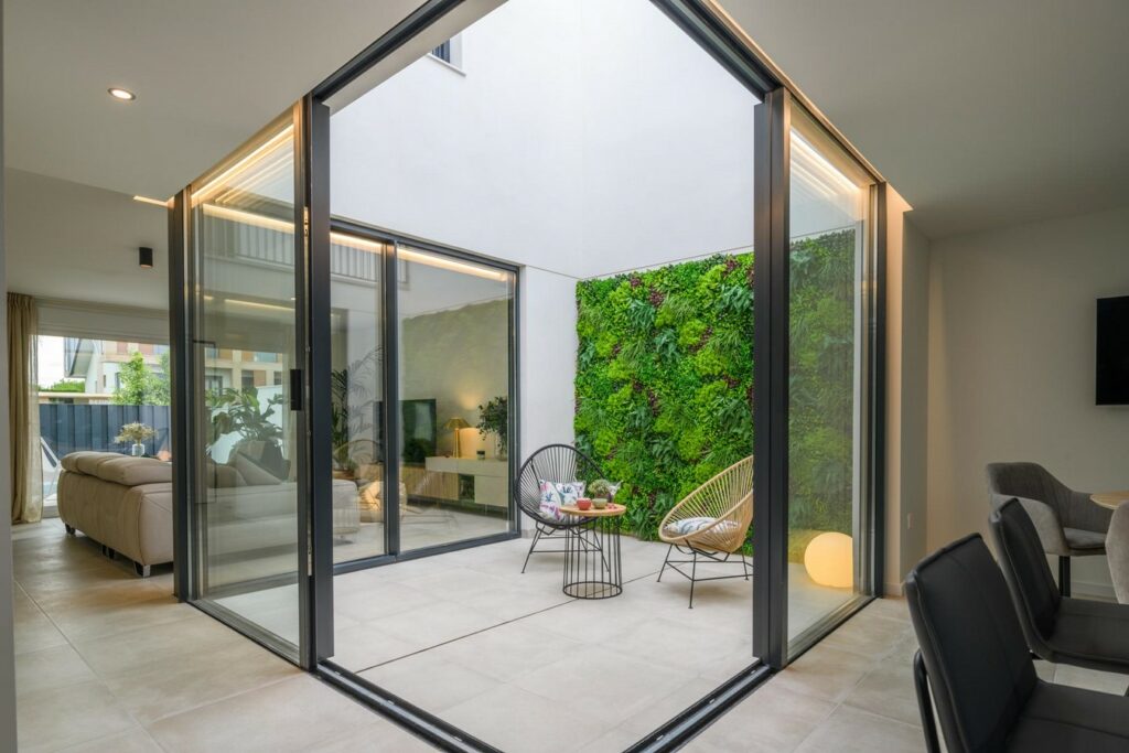 Vivienda con patio interior y espacios abiertos en Guadalupe, Murcia